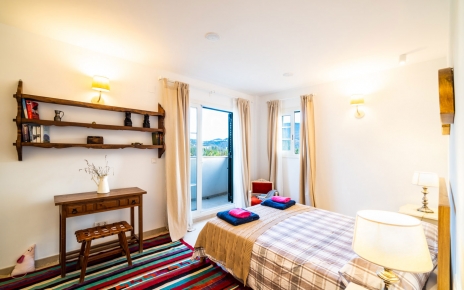 1er piso dormitorio con balcón